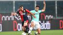 Pemain Genoa Goran Pandev (kiri) berebut bola dengan pemain Inter Milan pada pertandingan Serie A di Stadion Luigi Ferraris, Genoa, Italia, Sabtu (25/7/2020. Inter Milan mengalahkan Genoa 3-0. (Tano Pecoraro/LaPresse via AP)