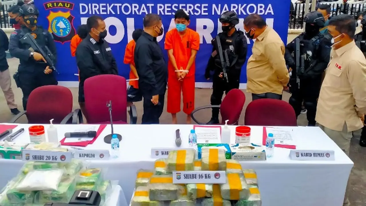 Kepala Polda Riau Irjen Agung Setya Imam Effendi berbincang dengan kurir sabu yang melibatkan perwira.