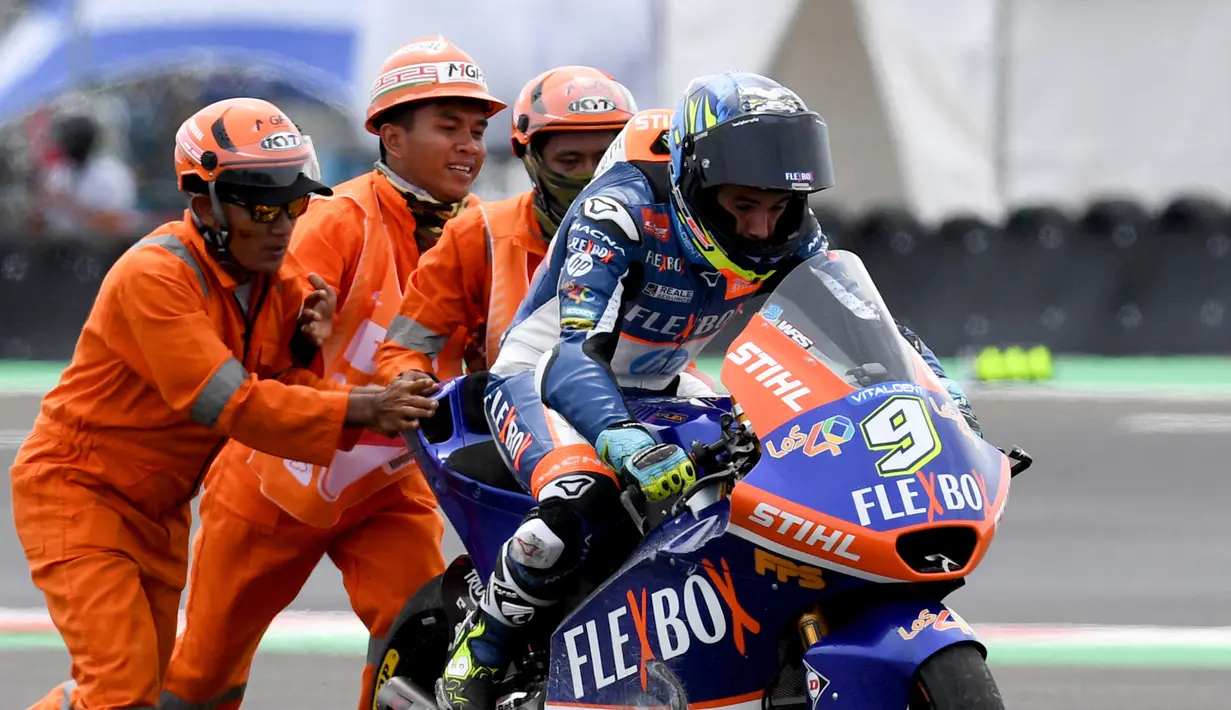 Mike Webb dari Federasi Sepeda Motor Internasional (FIM) yang juga bertindak sebagai Race Director MotoGP memberikan pujian atas kerja fantastis para marshal lintasan. (AFP/Sonny Tumbelaka)