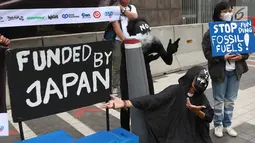 Aktivitis melakukan aksi teatrikal di Kedubes Jepang di Jakarta, Rabu (26/6/2019). Dalam aksinya aktivis lingkungan yang mengatasnamakan Koalisi Untuk Keadilan Energi dan #BersihkanIndonesia meminta Jepang, selaku tuan rumah KTT G20 menunjukan kepemimpinan iklim. (Liputan6.com/Immanuel Antonius)