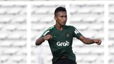 Striker Timnas Indonesia U-23, Osvaldo Haay, saat melawan Semen Padang pada laga ujicoba di Stadion Madya, Jakarta, Selasa (12/3). Keduanya bermain imbang 2-2. (Bola.com/Vitalis Yogi Trisna)