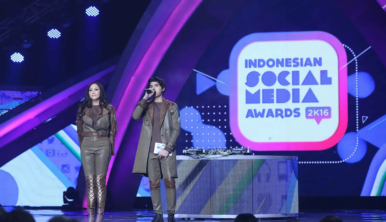 Malam puncak Indonesian Social Media Awards 2016 (ISMA 2K16), Maia Estianty dan Al Ghazali kompak saat membacakan pemenang untuk kategori Celebrity of the Night yang jatuh pada CJR. (Nurwahyunan/Bintang.com)