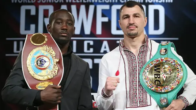 Terence Crawford dan Viktor Postol (kanan)
