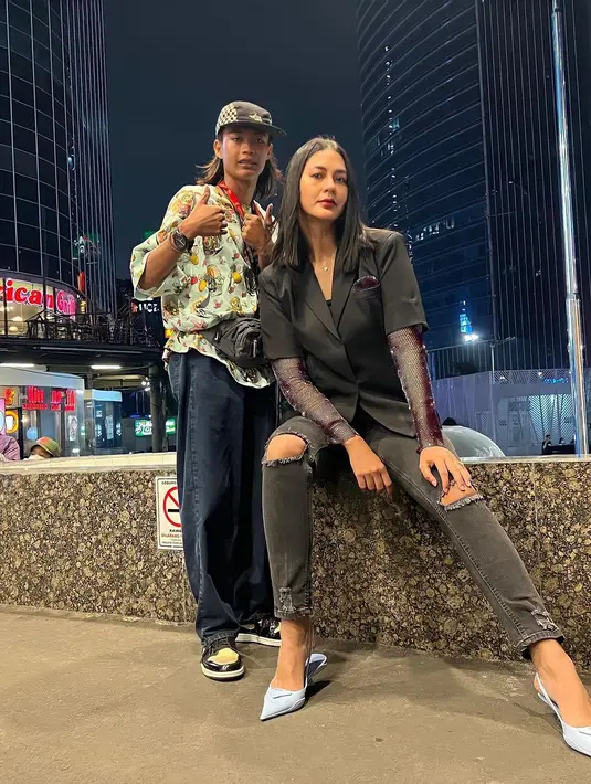 Gaya Paula Verhoeven dan Bonge saat berpose bersama. Busana yang dipakai Paula cukup simple. Terlihat kasual tetapi tetap feminin karena dilengkapi dengan sepatu high heels lancip berwarna toska. (Instagram/ paula_verhoeven)