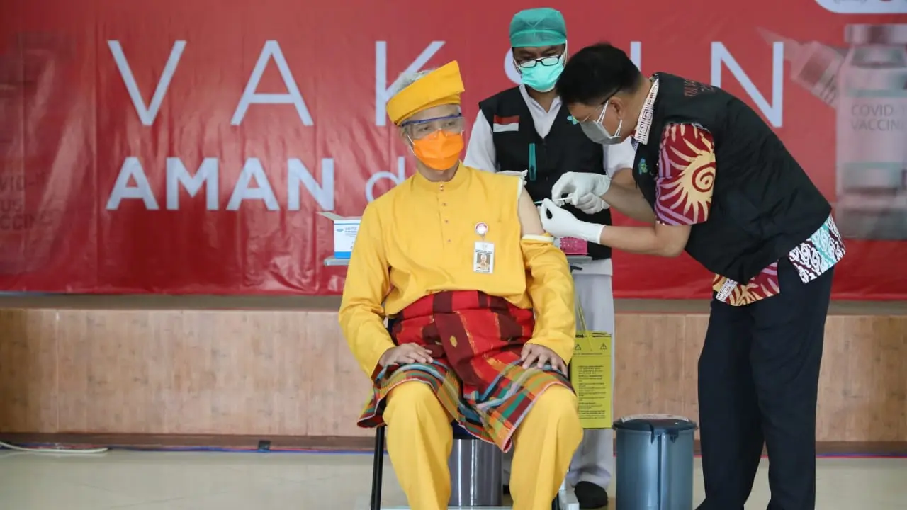 Busana Nyentrik Gubernur Ganjar Ketika Vaksinasi Covid-19 Dosis Kedua