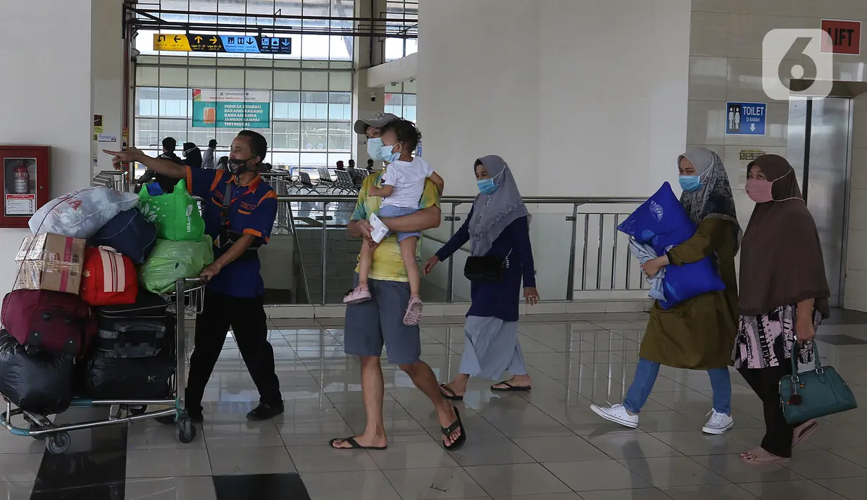 Penumpang berjalan di Terminal Terpadu Pulo Gebang, Jakarta, Kamis (11/2/2021). Berdasarkan data Dishub hingga pukul 14.00 WIB, jumlah pemudik yang tiba di Jakarta sebanyak 538 penumpang. (Liputan6.com/Herman Zakharia)