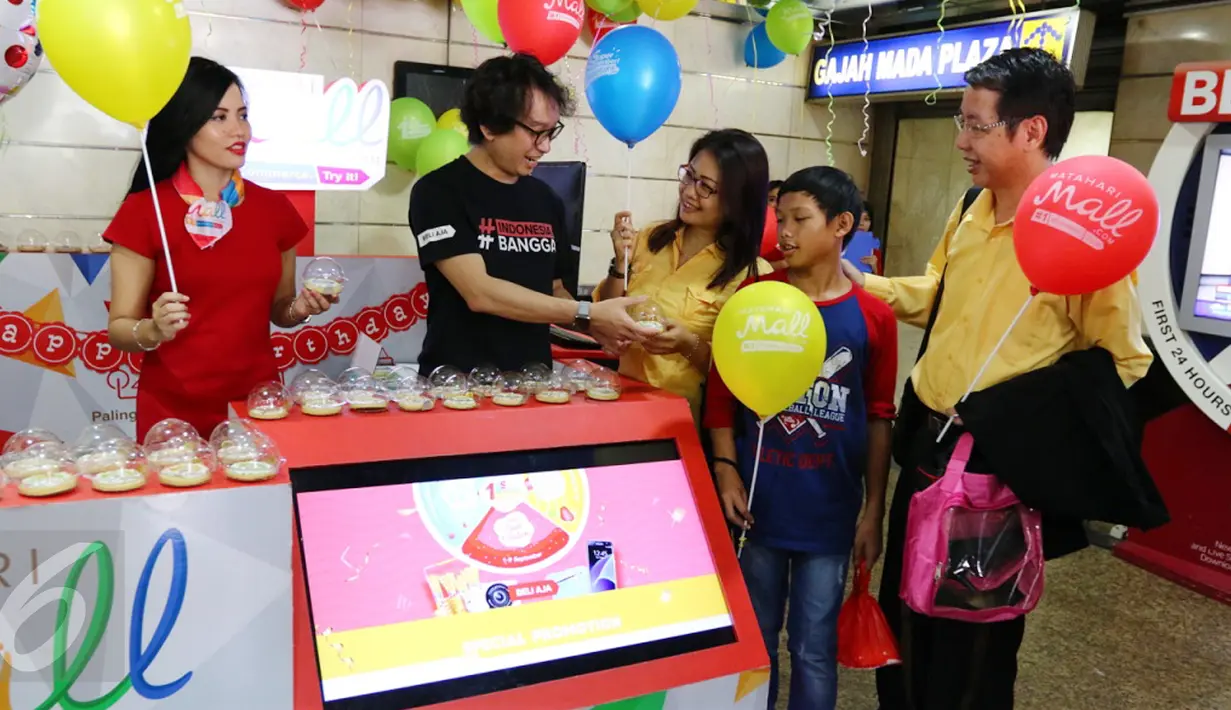 CEO MatahariMall.com Hadi Wenas membagikan balon dan hadiah, kepada pengunjng di Hari Pelanggan Nasional di Gajah Mada Plaza, Jakarta, Minggu (04/9). Aksi ini juga memperkenalkan eKiosk kepada para pelanggan. (Liputan6.com/Fery Pradolo)