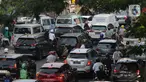 Sejumlah kendaraan bermotor terjebak kemacetan di kawasan Kampung Melayu, Jakarta, Rabu (12/7/2023). (merdeka.com/imam buhori)