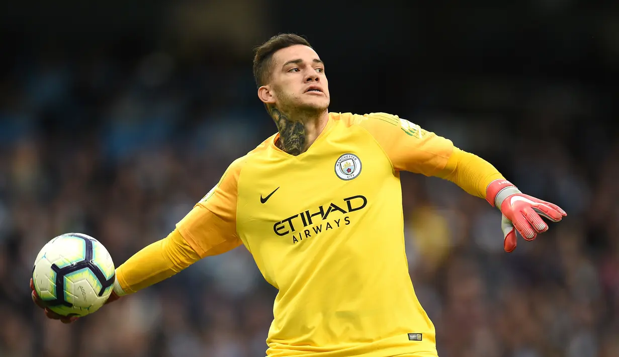 Ederson. Kiper Manchester City berusia 27 tahun ini didatangkan dari Benfica pada 2017/2018. Ia kini memiliki nilai pasar sebesar 50 juta euro. Total 4 musim ia telah bermain dalam 191 laga dan sukses mengoleksi 10 gelar untuk The Citizens. (Foto: AFP/Oli Scarff)