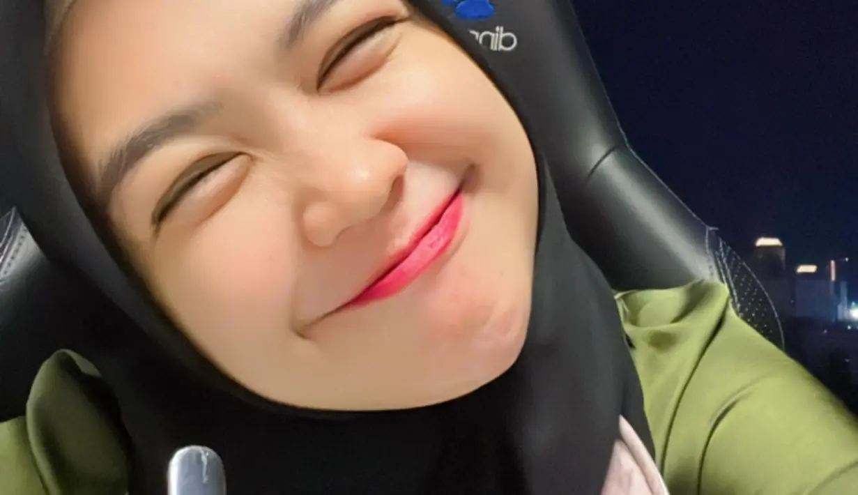Senyum bahagia Ria Ricis saat selfie di tengah makan malamnya bersama sang suami. (Foto: Instagram/ riaricis1795)