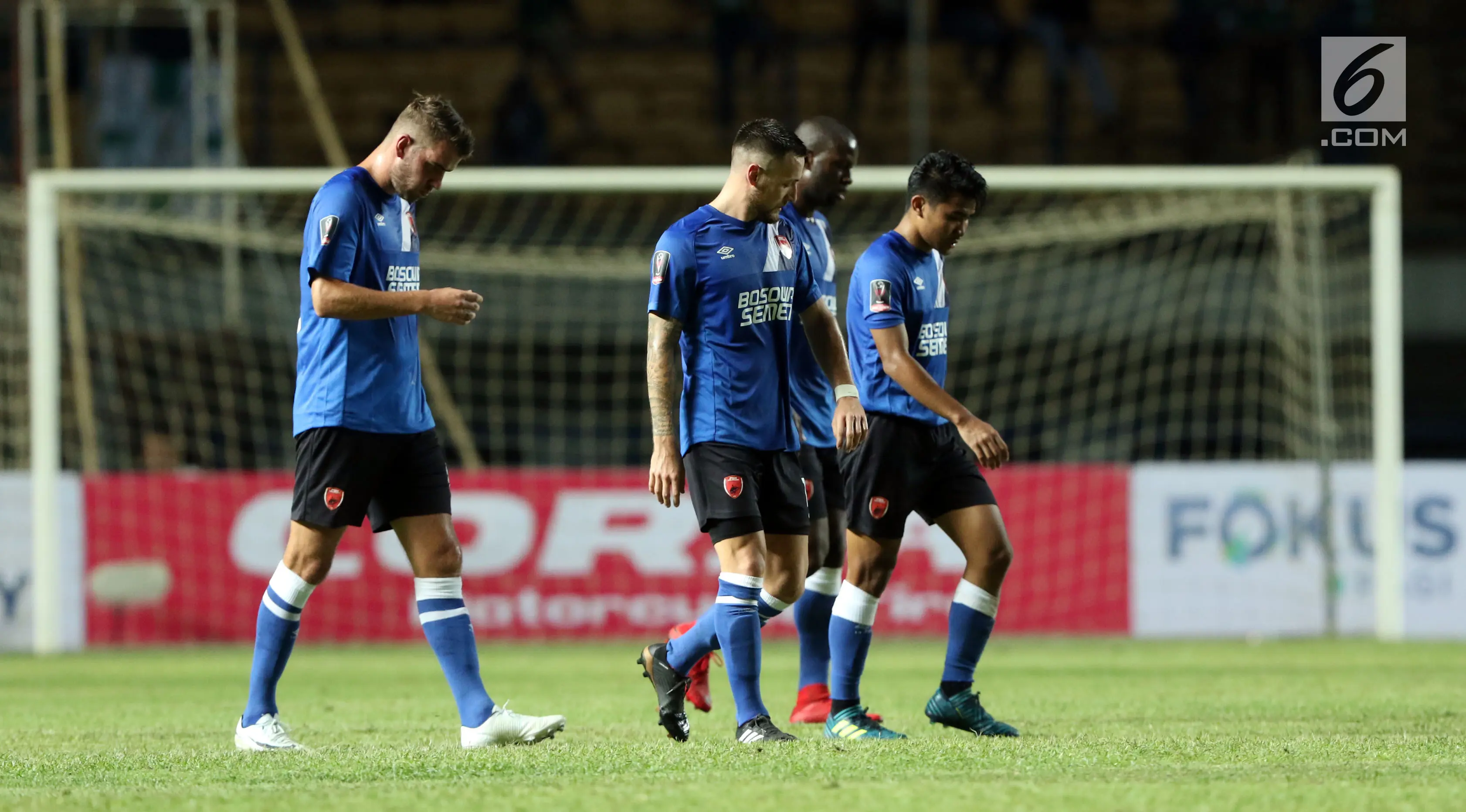 Pemain PSM Makassar tertunduk usai dikalahkan PSMS Medan di laga penyisihan grup A Piala Presiden 2018 di Stadion GBLA, Bandung, Selasa (16/1). PSMS unggul 2-1. (Liputan6.com/Helmi Fithriansyah)