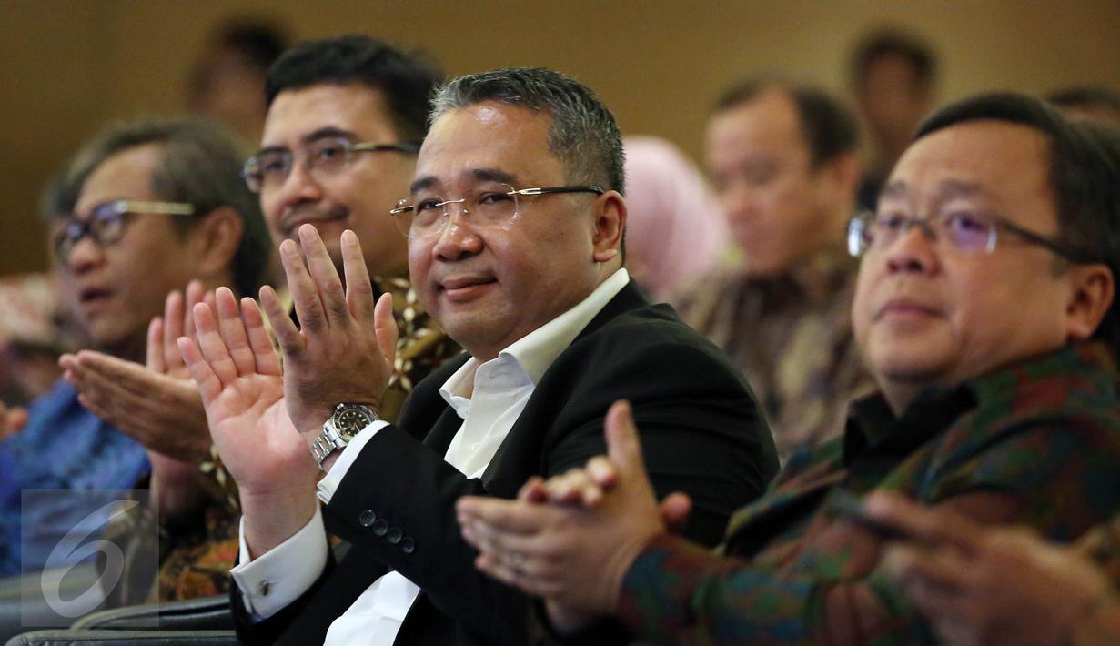 Menteri Pembangunan Desa Tertinggal, Eko Sandjojo (kedua kanan) saat menghadiri penandatanganan Nota Kesepahaman dengan berbagai mitra strategis di Jakarta, Kamis (27/4). (Liputan6.com/Johan Tallo)
