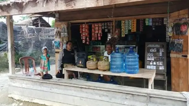 Polisi di Kabupaten Luwu, Sulsel dapat tugas tambahan sambangi warga selama Pilkada berlangsung (Liputan6.com/ Eka Hakim)