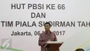 Ketum PBSI Wiranto memberi sambutan saat menghadiri perayaan HUT PBSI di Cipayung, Jakarta, Sabtu (6/5). Dalam sambutannya Wiranto mengatakan siap membenahi sarana dan prasana PBSI agar dapat memajukan bulu tangkis indonesia. (Liputan6.com/Angga Yuniar)