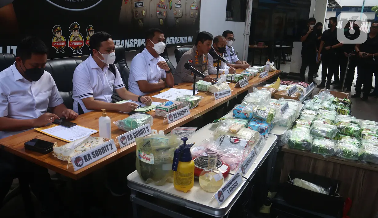 Humas Polda Metro Jaya, Kombes Pol E Zulpan saat rilis kasus narkotika jenis sabu ekstasi dan tembakau sintesis di Polda Metro Jaya, Jakarta, Selasa (12/7/2022). Direktorat Reserse Narkoba Polda Metro Jaya berhasil mengungkap kasus narkotika periode Mei- Juli 2022. (merdeka.com/Arie Basuki)