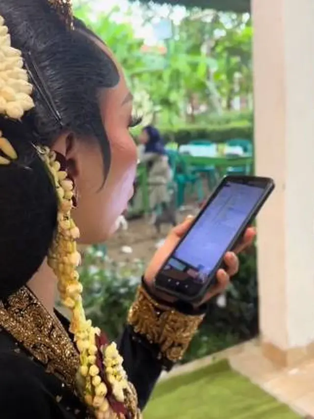 Viral Momen Pengantin di Pelaminan Masih Kerja Ini Bikin Tepuk Jidat