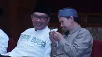 Gubernur Jawa Barat Ridwan Kamil dan Ustaz Rahmat Baequni berdiskusi mengenai Masjid Al Safar di Gedung Pusdai, Kota Bandung, Senin (10/6/2019). (Liputan6.com/Huyogo Simbolon)