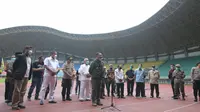 Gubernur Jawa Barat Ridwan Kamil saat meninjau kesiapan Stadion Patriot Chandrabhaga, Kota Bekasi, untuk menggelar rapid test, Minggu (22/3/20). (Humas Jabar)