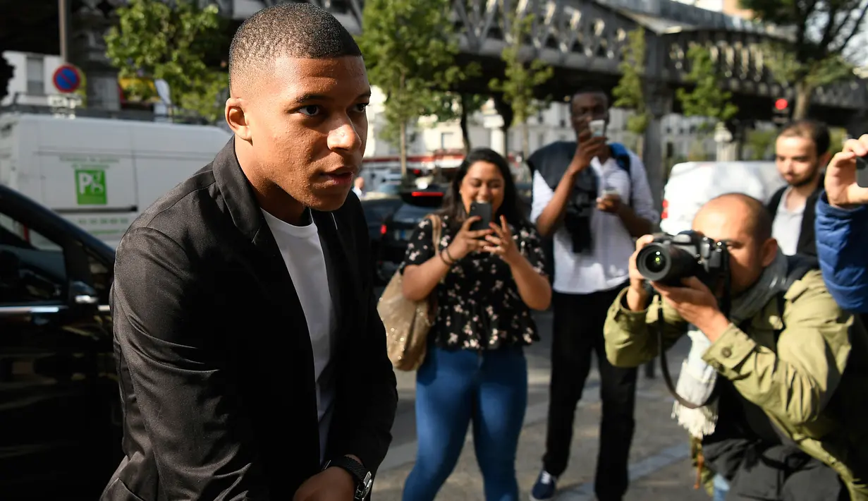 Penyerang Paris Saint-Germain, Kylian Mbappe tiba untuk menjalani sidang banding di markas federasi sepakbola Prancis (FFF), Paris, Kamis (20/9). Mbappe mendapatkan kartu merah pertama dalam karirnya saat menghadapi Nimes. (AFP/Lionel BONAVENTURE)