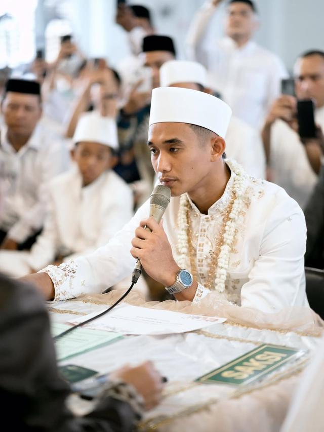 Akad Rizky Ridho di Masjid Al Akbar Surabaya (Foto: Instagram @rizkyridhoramadhani)