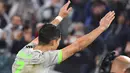 Penyerang Juventus, Cristiano Ronaldo menyapa suporter usai mencetak gol ke gawang Genoa lewat titik penalti pada pertandingan lanjutan Liga Serie A Italia di stadion Allianz, Turin (30/10/2019). Juventus menang tipis 2-1 atas Genoa. (Alessandro Di Marco / ANSA via AP)