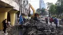 Alat berat membongkar saluran air (drainase) yang akan diperbaiki di jalan Hayam Wuruk, Jakarta Pusat, Selasa (20/11). Perbaikan dan pelebaran saluran air ini untuk mengantisipasi terjadinya banjir di kawasan tersebut saat hujan (Liputan6.com/Johan Tallo)