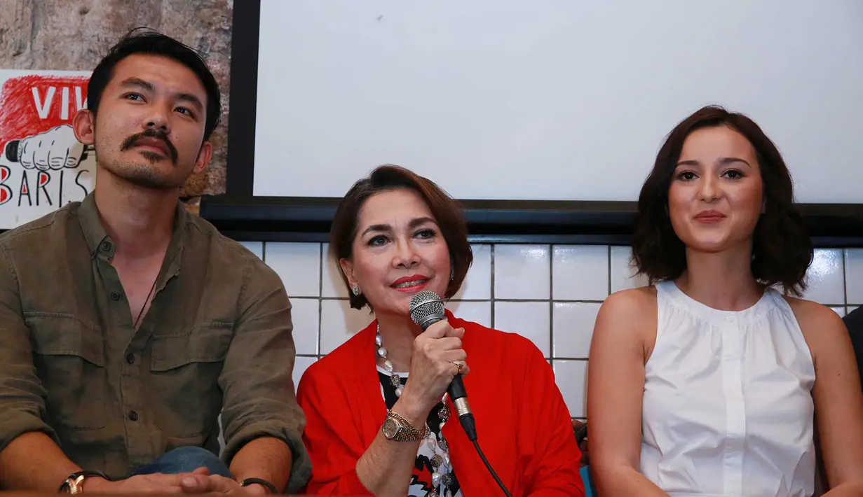 Menggabungkan musik dan film, nantinya semua soundtrack 'Surat dari Praha' akan dinyanyikan langsung oleh para pemainnya. Glenn pun membantu para pemain untuk berlatih bernyanyi. (Deki Prayoga/Bintang.com)