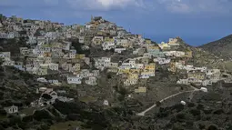 Terisolasi dari pulau Dodecanese lainnya, desa di lereng bukit yang spektakuler ini telah menjaga tradisi yang sudah berusia berabad-abad ini, yang telah bertahan dari Kekaisaran Ottoman di abad ke-16 dan pemerintahan Italia di abad ke-20. (Louisa GOULIAMAKI / AFP)