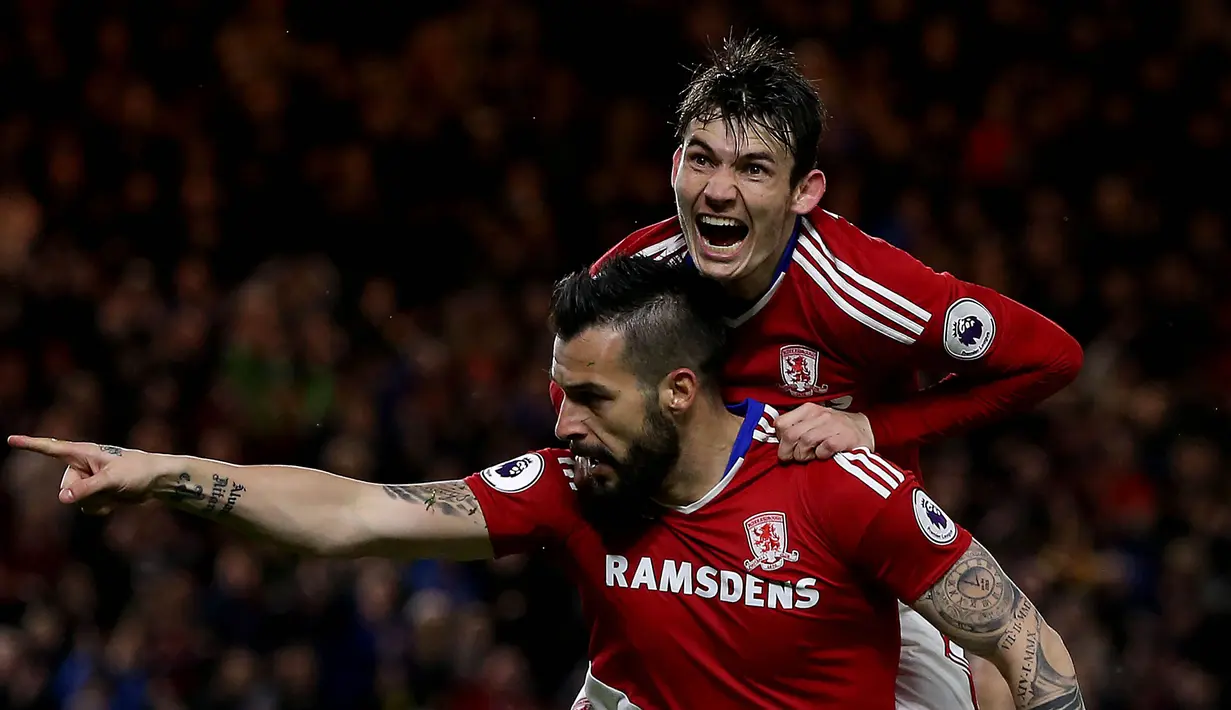 Striker Middlesbrough, Alvaro Negrado, merayakan gol yang dicetaknya ke gawang Arsenal pada laga Premier League di Stadion Riverside, Inggris, Senin (17/4/2017). Middlesbrough takluk 1-2 dari Arsenal. (EPA/Nigel Roddis)