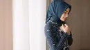 <p>Citra Kirana tampak mengenakan kebaya navy blue dengan aksen payet yang menambah kemewahan. Begitu pula dengan hijab segi empat yang dikenakan. (Instagram/imagenic).</p>