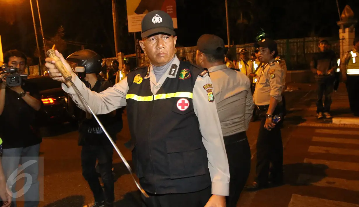 Polisi memperlihatkan samurai yang didapat dari gerombolan yang diduga The Jak, Jakarta, Minggu (18/10/2015). Dari penggeledahan polisi mendapatkan sejumlah benda tajam. (Liputan6.com/Immanuel Antonius)