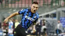 Striker Inter Milan, Lautaro Martinez, merayakan gol yang dicetak ke gawang Napoli pada laga Serie A di Stadion Giuseppe Meazza, Selasa (28/7/2020). Inter Milan menang 2-0 atas Napoli. (AP Photo/Antonio Calanni)