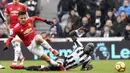 Aksi pemain Manchester United, Alexis Sanchez (kiri) melepaskan tembakan ke gawang Newcastle United pada laga Premier League di St James' Park, Newcastle, (11/2/2018). Necastle menang 1-0 atas Manchester United.  (Owen Humphreys/PA via AP)