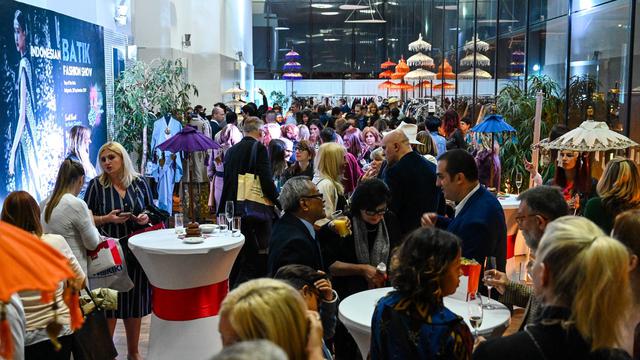 Pengunjung Indonesian Batik Fashion Show di Beograd Jumat (20/9/2019) (Liputan6.com/KBRI Beograd)