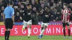 Penyerang Manchester United, Mason Greenwood (kedua kiri) berselebrasi dengan rekannya Marcus Rashford setelah mencetak gol ke gawang Sheffield United pada pertandingan lanjutan Liga Inggris di Stadion Bramall Lane (24/11/2019). MU bermain imbang 3-3 atas Sheffield Unite. (AP Photo/Jon Super)