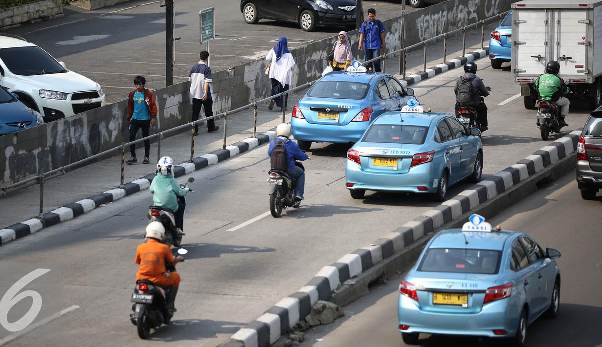 Sejumlah pejalan kaki melintas di trotoar dikawasan Sudirman, Jakarta, Senin (18/4). Gubernur Basuki T Purnama berencana memperlebar trotoar sampai 9,5 meter agar mempermudah orang berjalan kaki usai naik kereta atau bus. (Liputan6.com/Faizal Fanani)
