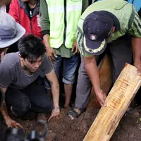 Foto pemakaman Alm. Ayahanda Ariel Noah (Adrian Putra/bintang.com)