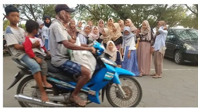 Momen Lucu Kendaraan Lewat Saat Foto Bersama Ini Bikin Tepuk Jidat