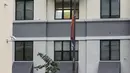 Sejumlah polisi terlihat berjaga di sekitar lokasi runtuhnya balkon di lantai 4 dari sebuah apartemen di California, AS, 16 Juni 2015. Enam orang mahasiswa yang berada di balkon itu dikabarkan terjatuh dan tewas. (REUTERS/Elia Nouvelage)