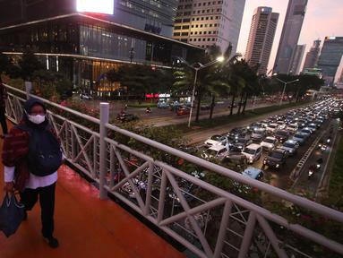Ratusan kendaraan terjebak kemacetan panjang di kawasan Sudirman, Jakarta, Rabu (30/8/20230). (Liputan6.com/Angga Yuniar)
