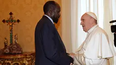 Paus Fransiskus bertemu dengan Presiden Sudan Selatan Salva Kiir Mayardit (AP Photo/Alessandra Tarantino, Pool)