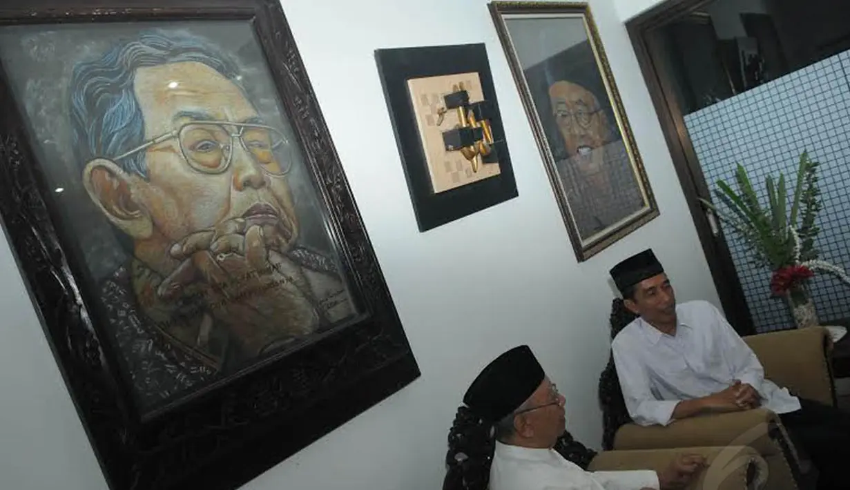 Jokowi dan Gus Sholah menyempatkan berbincang sejenak sebelum berziarah ke makam Gus Dur yang letaknya masih di kompleks pondok pesantren (Liputan6.com/Herman Zakharia)