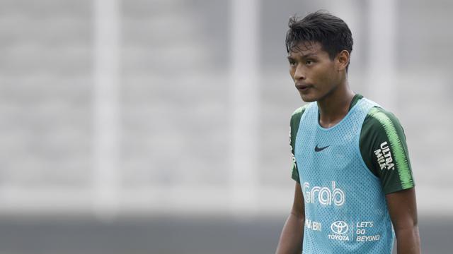 Pemain Timnas Indonesia U-22, Septian Bagaskara, mengamati instruksi. (Bola.com/Yoppy Renato)