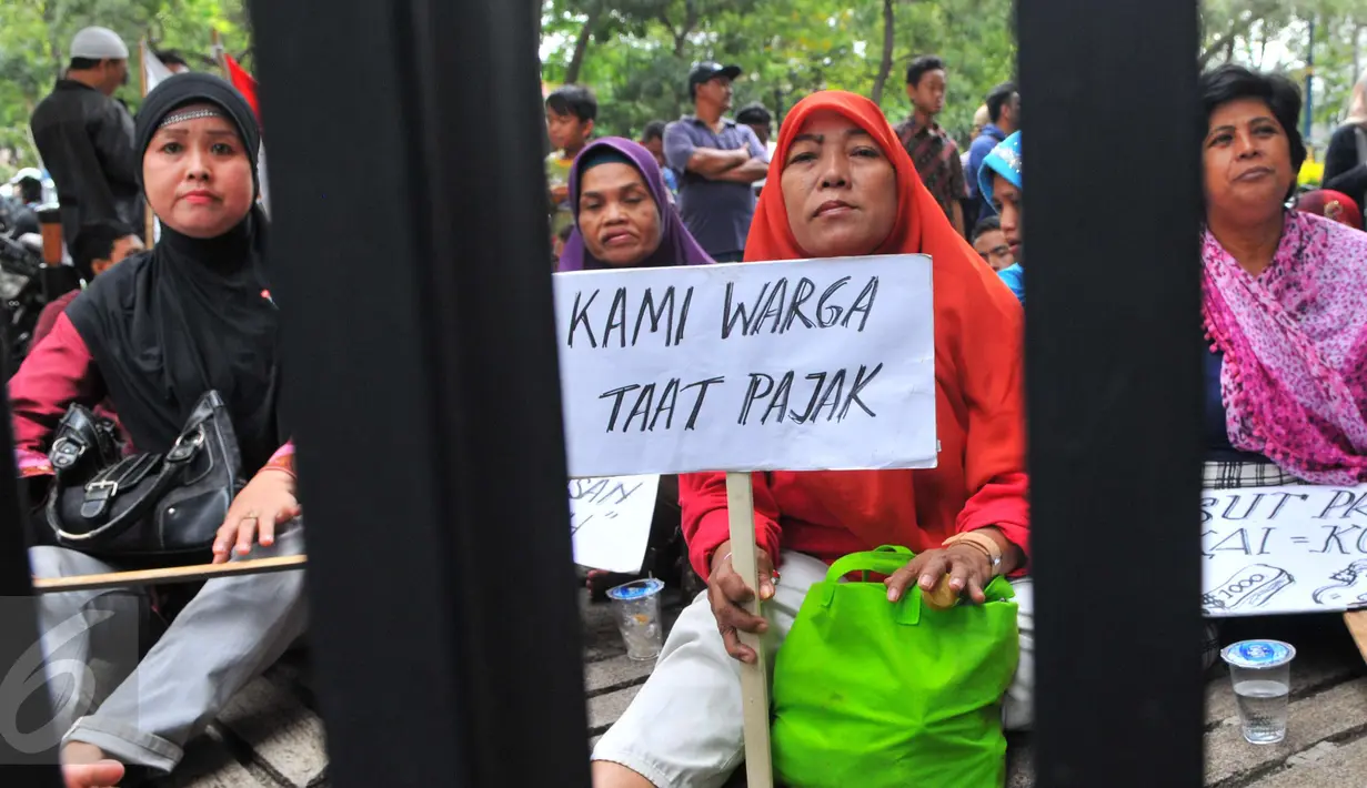 Warga berunjuk rasa di depan Gedung Ombudsman RI, Jakarta, Jumat (7/4). Ini lantaran warga RW 12 Kecamatan Manggarai mencium ada indikasi korupsi dalam proyek yang di tengah dikerjakan PT Kereta Api Indonesia (KAI) tersebut. (Liputan6.com/Helmi Afandi)
