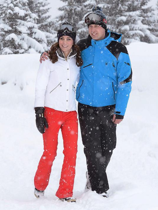 Pangeran William berpose dengan istrinya, Kate Middleton saat liburan main ski di Pegunungan Alpen Prancis, 3 Maret 2016. Pangeran William dan Kate juga mengajak dua anak mereka, Pangeran George dan Putri Charlotte. (REUTERS/John Stillwell)