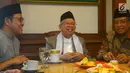 Bakal calon wakil presiden Ma'ruf Amin (tengah) didampingi Ketua Umum PKB Muhaimin Iskandar (kiri) dan Ketua Umum PBNU Said Aqil Siroj (kanan) saat menggelar pertemuan di Kantor PBNU, Jakarta, Selasa (14/8). (Merdeka.com/Imam Buhori)