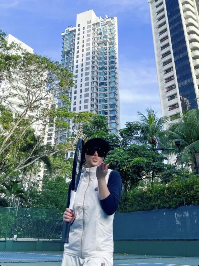 Tampilan Baju Olahraga Syahrini saat Bermain Tenis, credit: (@princessyahrini)