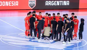 Pemian Timnas Futsal Indonesia melakukan briefing dengan pelatih Hector Souto setelah laga lanjutan 4 Nations World Series 2025 melawan Argentina di Jakarta International Velodrome, Rawamangun, Sabtu (01/02/2025). (Bola.com/Bagaskara Lazuardi)