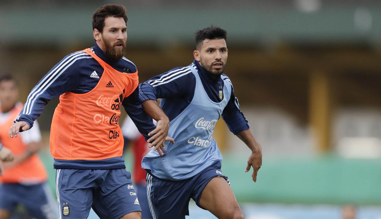 Striker Argentina, Lionel Messi dan Sergio Aguero, mengikuti latihan bersama timnas Argentina jelang laga kualifikasi piala dunia 2018 di  Buenos Aires, Selasa (29/8/2017). Argentina akan berhadapan dengan Uruguay. (AP/Natacha Pisarenko)