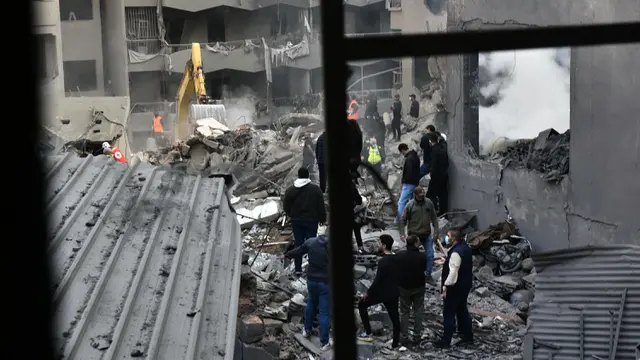 Kerahkan Alat Berat, Tim Penyelamat Berjibaku Cari Korban Serangan Israel di Permukiman Warga Beirut